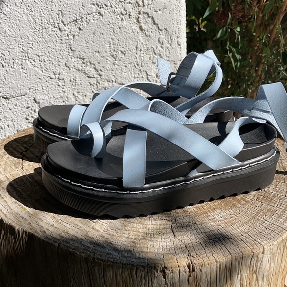 Delanno Platform Footbed Sandals - Picture 8 of 11
